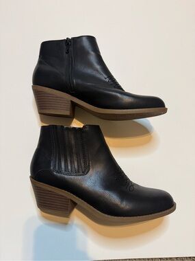 FRYE AND CO. Black Leather Ankle Booties with Stacked Wood-Tone Heel